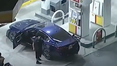 Pencuri mobil isi bensin saat dalam pengejaran polisi