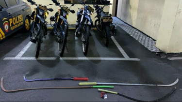Barang bukti senjata tajam pelaku tawuran