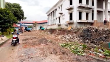 Kondisi setelah pagar tembok roboh di samping SMPN 182 Kalibata