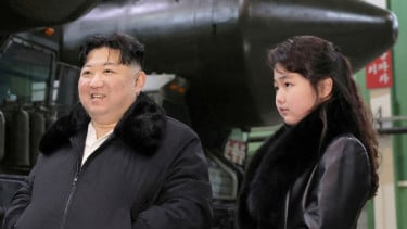 Kim Jong Un (Kiri) dan Putrinya, Kim Ju Ae (Kanan)