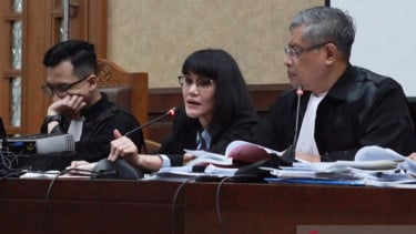 Marcella Santoso (tengah)