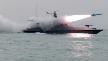 Ilustrasi Kapal perang Iran sedang melakukan latihan tempur