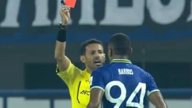 Momen wasit Majed Al Shamrani memberi Uilliam Barros kartu merah