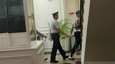 Kapolres Bima Kota nonaktif AKBP Didik Putra Kuncoro (tengah)