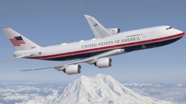 Ilustrasi pesawat Kepresidenan AS Air Force One dengan desain dan warna terbaru