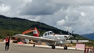 Pesawat pengangkut BBM di Bandar Udara Yuvai Semaring, Krayan