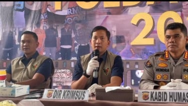 Dirreskrimsus Polda Jawa Barat, Kombes Pol Wirdhanto Hadicaksono (tengah)