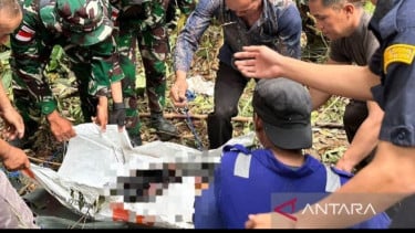 Personel TNI menemukan  jenazah seorang pilot pesawat PT Pelita Air Service
