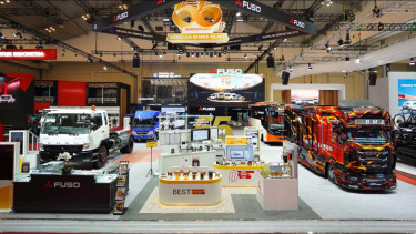 Booth Mitsubishi Fuso di pameran otomotif