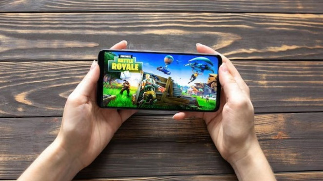 ilustrasi bermain game mobile