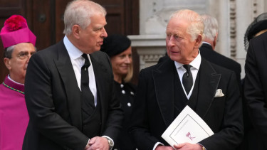 Mantan Duke of York Andrew Mountbatten-Windsor (kiri) dan Raja Charles (Kanan)
