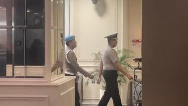 Mantan Kapolres Bima Kota, AKBP Didik Putra Kuncoro (depan)