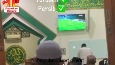Tarawih sambil nonton Persib Bandung