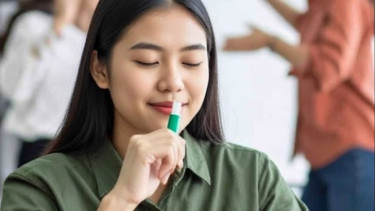 Ilustrasi menghirup inhaler