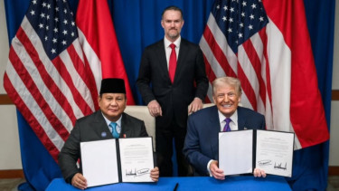 Presiden RI Prabowo Subianto dan Presiden AS Donald Trump menandatangi perjanjian dagang