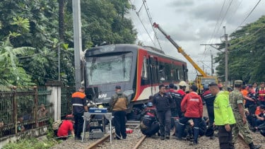 Evakuasi rangkaian kereta Bandara Soetta yang anjlok