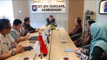 Pertemuan Dukcapil membahas layanan administrasi kependudukan berbasis digital.