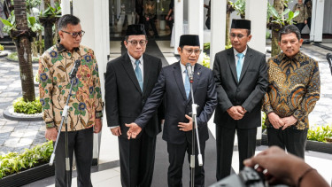 Menko bidang Pemberdayaan Masyarakat, Muhaimin Iskandar atau Cak Imin (tengah)