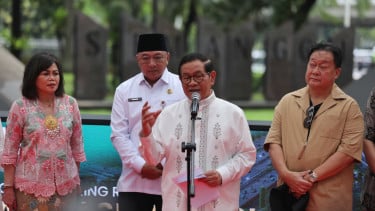 Gubernur DKI Jakarta, Pramono Anung (tengah)