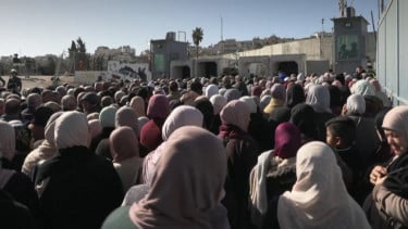Muslim Palestina melewati check point untuk bisa salat di masjid Al Aqsa pada Jumat