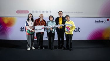 Senior Vice President Head of Network Operation Indosat Raden Tofan (kedua kanan).