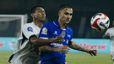 Bek Kanan Persita M Toha vs Bek kiri Persib, Eliano Reijnders