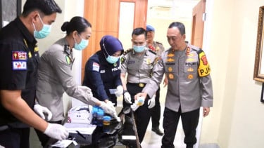 Kapolda Sumsel Irjen Sandi Nugroho memimpin pelaksanaan tes urine