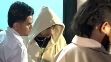 Fransiskus Roy Cristian Mali alias RM, rekan Piche Kota (tengah)