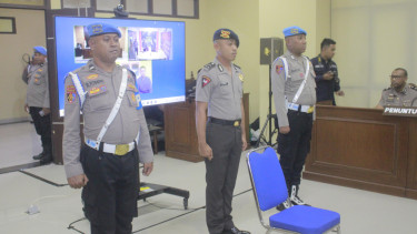 Bripda Mesias Siahaya (tengah)