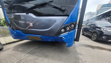 Bus Transjakarta kecelakaan dengan ojol