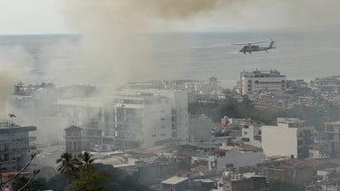Helikopter militer Meksiko patroli di Puerto Vallarta di tengah kerusuhan pasca tewasnya kartel narkoba