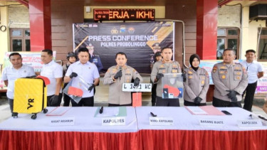 Kapolres Probolinggo AKBP M. Wahyudin Latif (tengah)