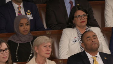 Dua anggota Kongres dari Demokrat, Ilhan Omar dan Rashida Tlaib protes keTrump selama Pidato Kenegaraan
