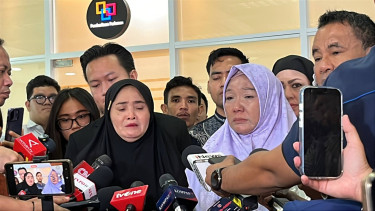 Ibu anak buah kapal (ABK) Fandi Ramadhan, Nirwana (kiri)