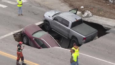 Dua kendaraan terperosok ke dalam sinkhole di kota Omaha, AS