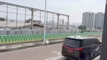 Mobil diduga pakai pelat dinas TNI melintasi jalur langit Transjakarta