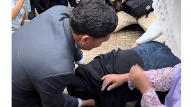 Momen Ibuda ABK Fandi Ramadhan bersujud di hadapan Ketua Komisi III DPR RI