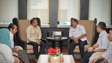 Menteri Koperasi Ferry Juliantono (tiga dari kiri) menerima audiensi pengurus APKLI