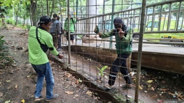 Petugas menutup permanen dua titik akses masuk Taman Kota di kawasan Cawang