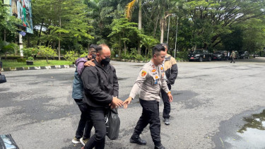 AKP Malaungi eks Kepala Satuan Reserse Narkoba Polres Bima Kota (tengah)