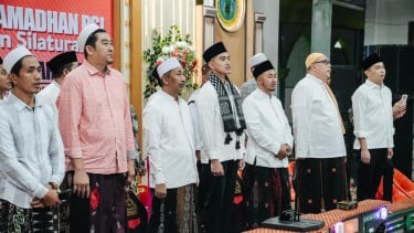 Ketua Umum DPP PSI, Kaesang Pangarep (tengah) di Ponpes Nurul Qadim