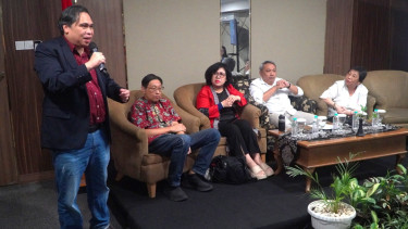 Ketua FSI, Johanes Herlijanto (berdiri)