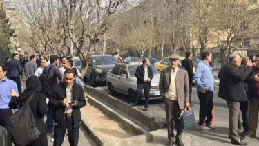 Warga berkumpul di jalan setelah terjadi serangan AS-Israel di dekat Universitas Teheran, Iran, Sabtu (28/2/2026).