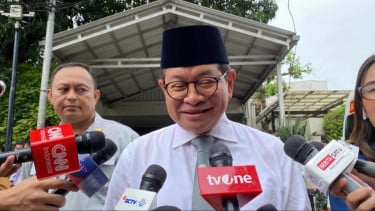 Gubernur DKI Jakarta Pramono Anung melayat ke rumah duka Wapres RI ke-6 Try Sutrisno