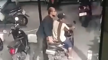 Rekaman kamera pengawas (CCTV) memperlihatkan tindak kejahatan hipnotis di SPBU 34.135.06 Makasar, Jakarta Timur