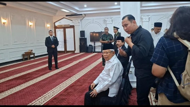 Wapres ke-13 Ma'ruf Amin ikut melayat dan menyalatkan jenazah Wapres ke-6 RI Try Sutrisno di Masjid Agung Sunda Kelapa