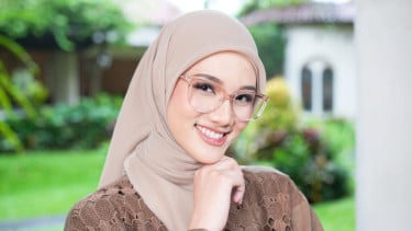 Ilustrasi wanita berhijab pakai kacamata.