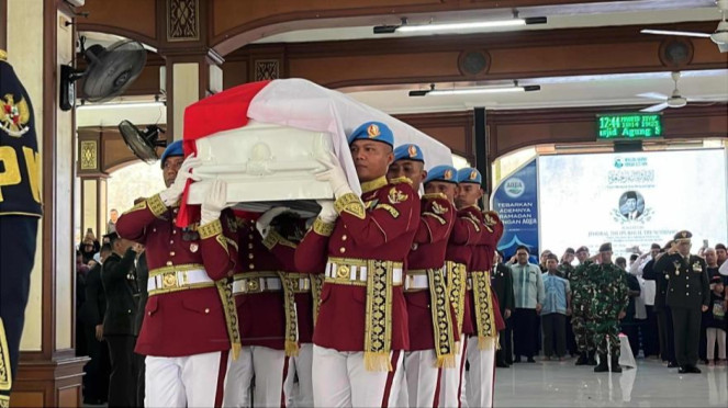 Jenazah Wapres ke-6 RI Try Sutrisno dibawa dari Masjid Agung Sunda Kelapa ke Taman Makam Pahlawan Kalibata