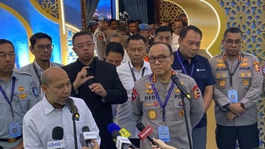 Wakapolri Komisaris Jenderal Polisi Dedi Prasetyo (kanan depan)
