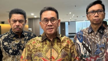 Mendag Budi Santoso (Tengah)